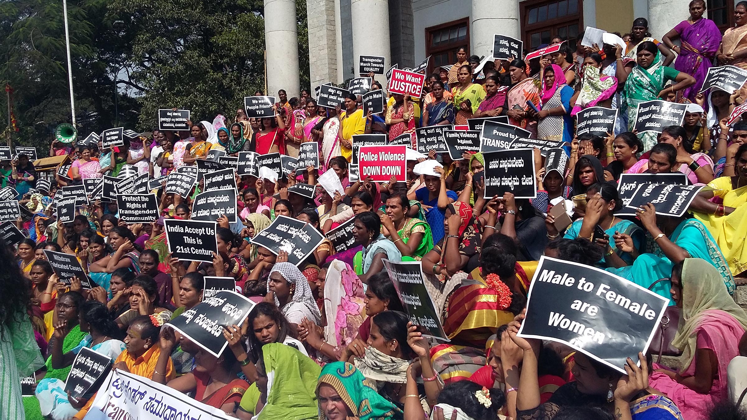 Záběr z demonstrace v indickém Bangalóre, která se uskutečnila v říjnu 2016 za práva transgenderové komunity a proti policejnímu násilí.