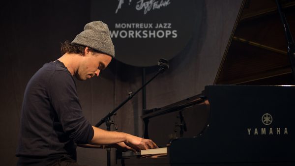 Peter Broderick hraje na klavír na jazzovém festivalu ve švýcarském Montreux