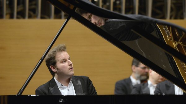Klavírista Lukáš Vondráček při koncertě s Janáčkovou filharmonií Ostrava