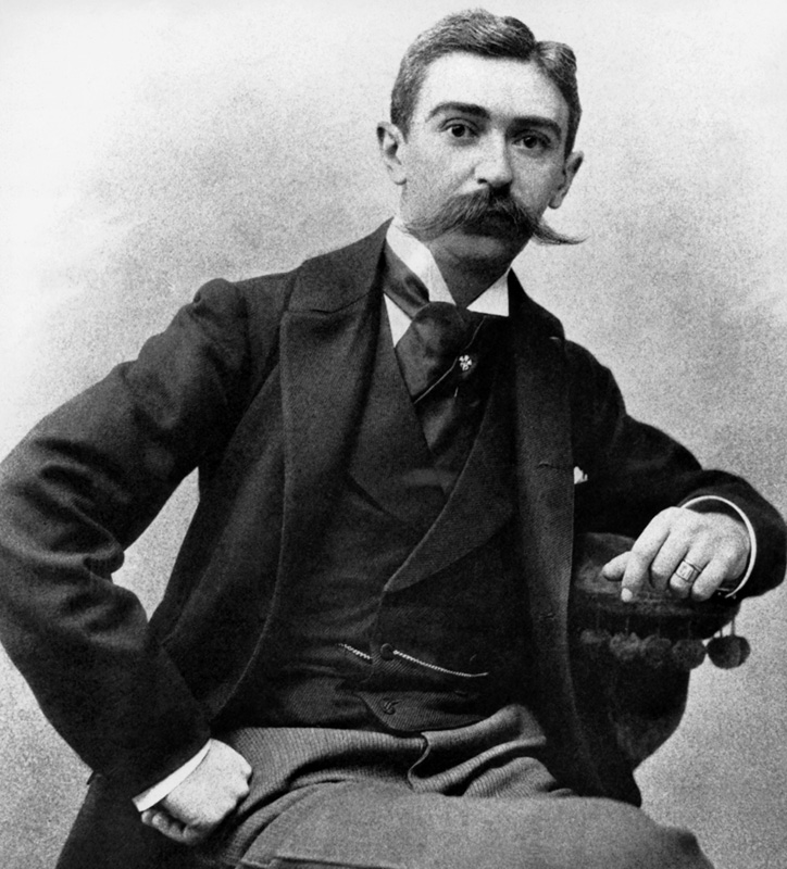 Baron Pierre de Coubertin pózuje fotografovi