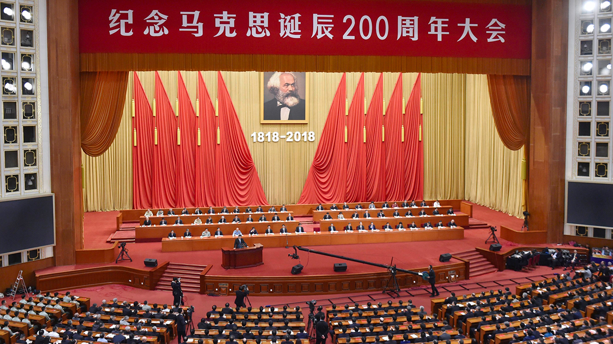 Slavnostní shromáždění v čínském Pekingu u příležitosti 200. výročí Marxova narození