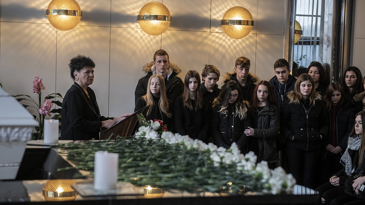 Pohřeb, úvodní scéna seriálu Sever