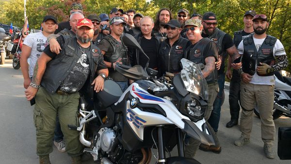 Ruský prezident mezi členy motorkářského klubu Noční vlci