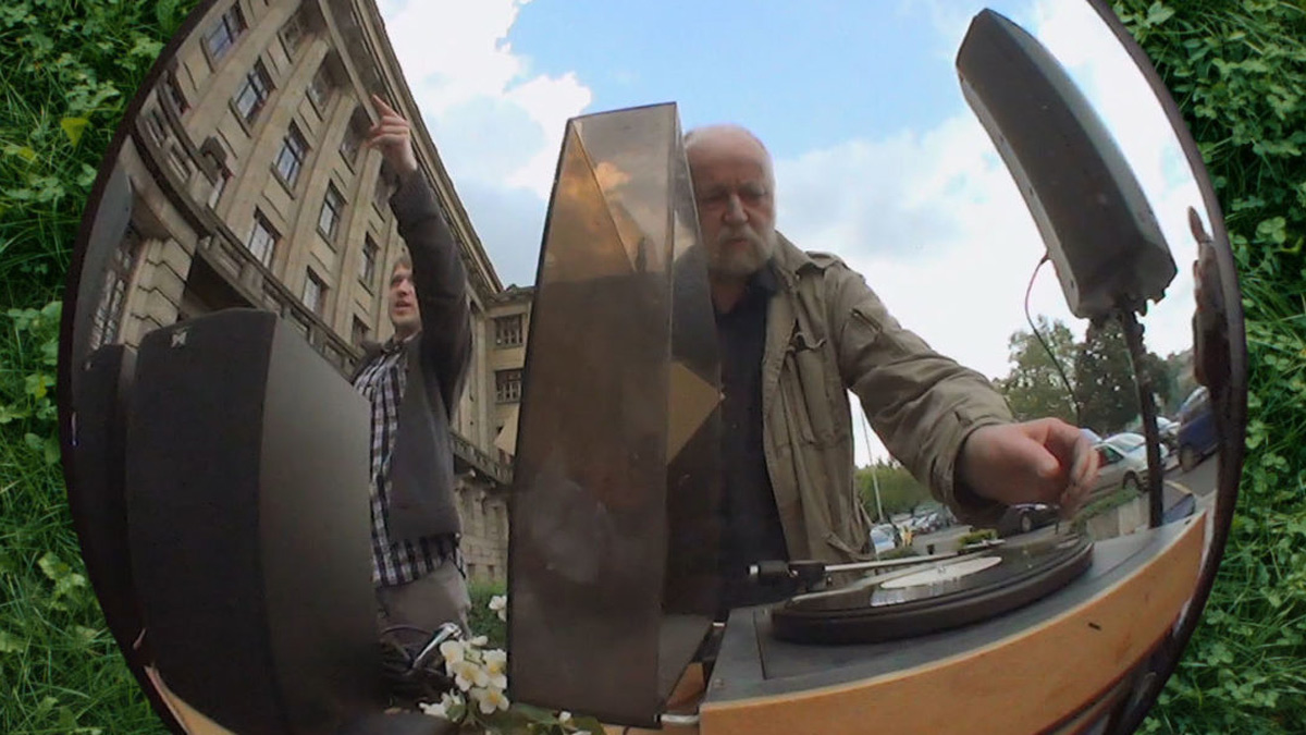 Karel Vachek pouští gramofon na ulici