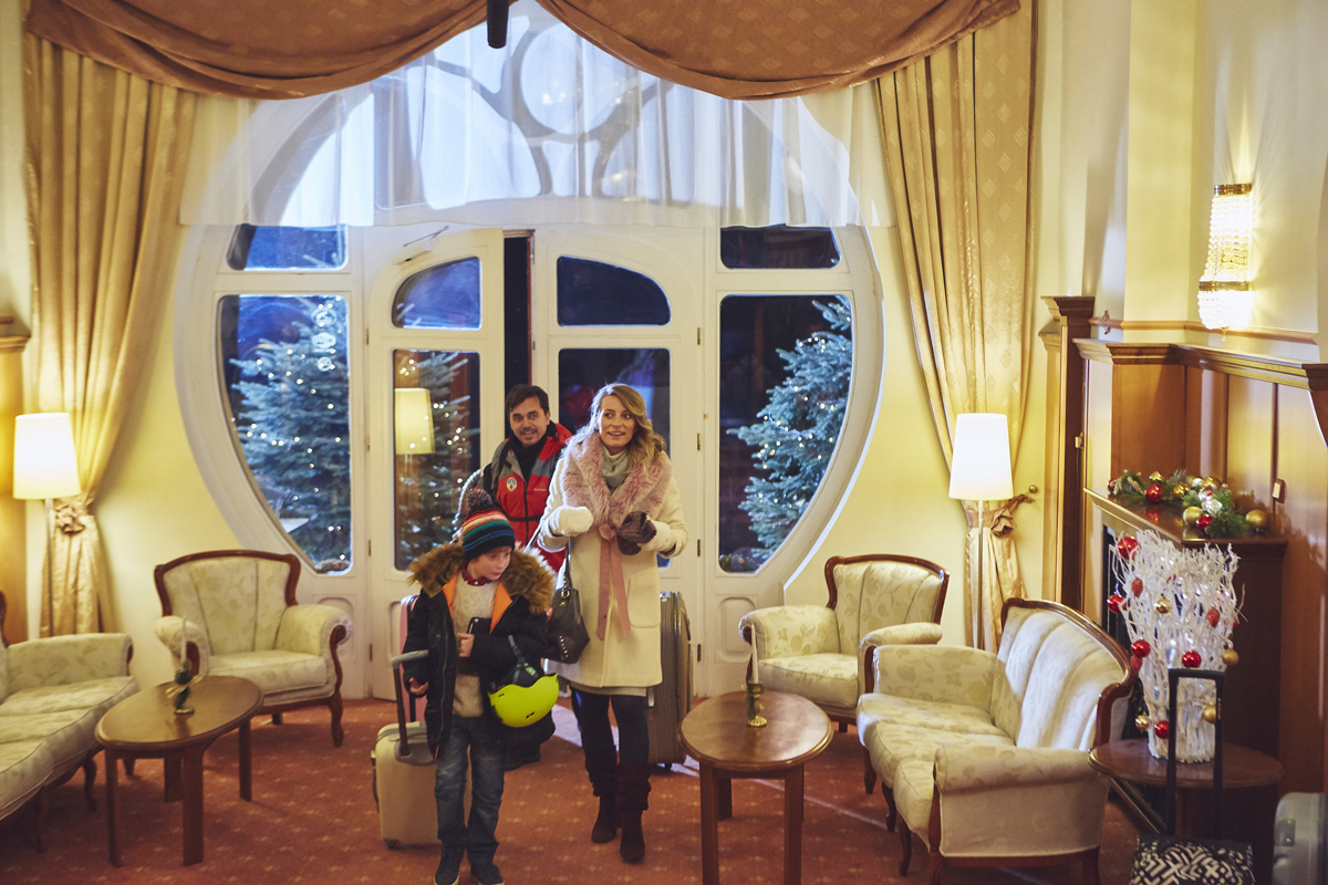 Anna Polívková, její filmový syn, a&nbsp;portýr vcházejí do hotelové recepce