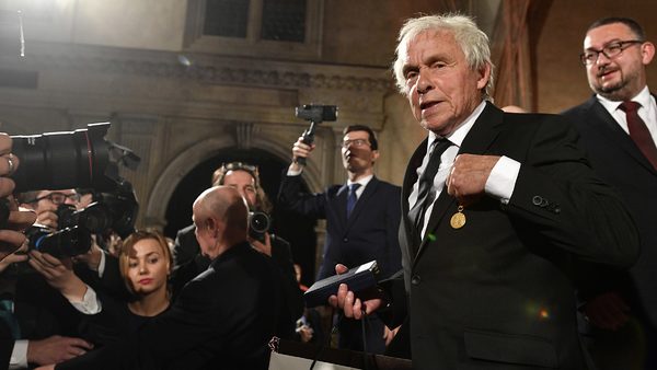 Jan Saudek pózuje s medailí Za zásluhy