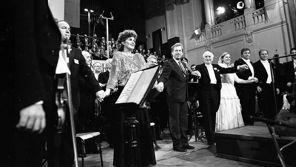 Koncert pro Občanské fórum, uprostřed Václav Havel a dirigent Václav Neumann