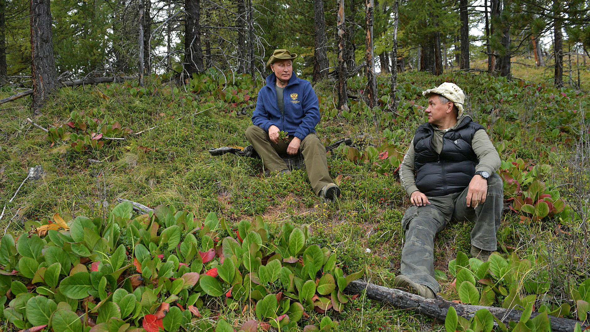 Vladimír Putin a ministr obrany Sergej Šojgu odpočívají na lesním svahu