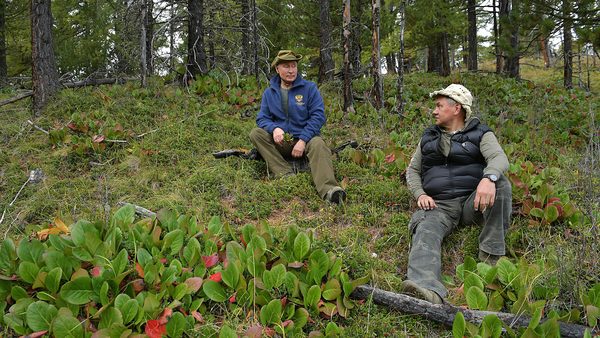 Vladimír Putin a ministr obrany Sergej Šojgu odpočívají na lesním svahu