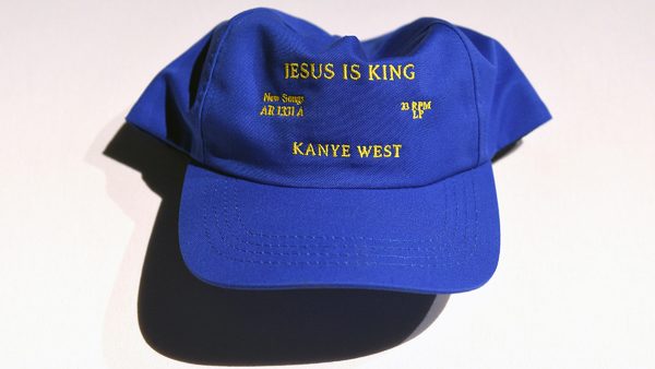 Kšiltovka s nápisem Jesus is King vydaná jako promo k novému albu Kanye Westa