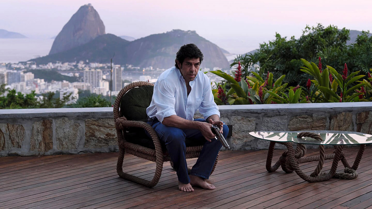 Tommaso Buscettana sedí s pistolí na balkoně v Brazílii
