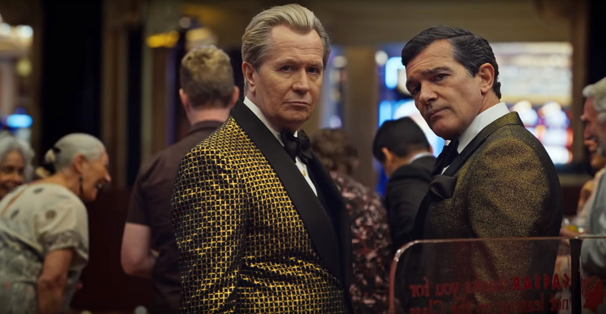 Gary Oldman a Antonio Banderas v oblecích v kasinu