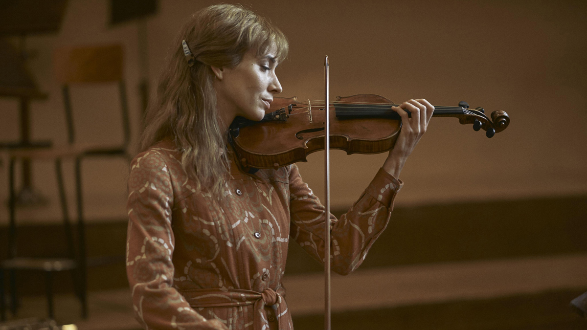 Táňa Pauhofová hraje na housle