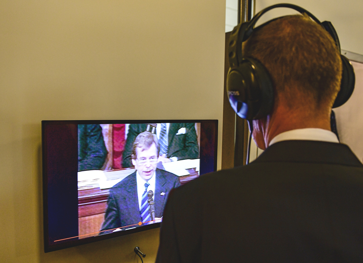 Premiér Babiš sleduje na obrazovce projev Václava Havla