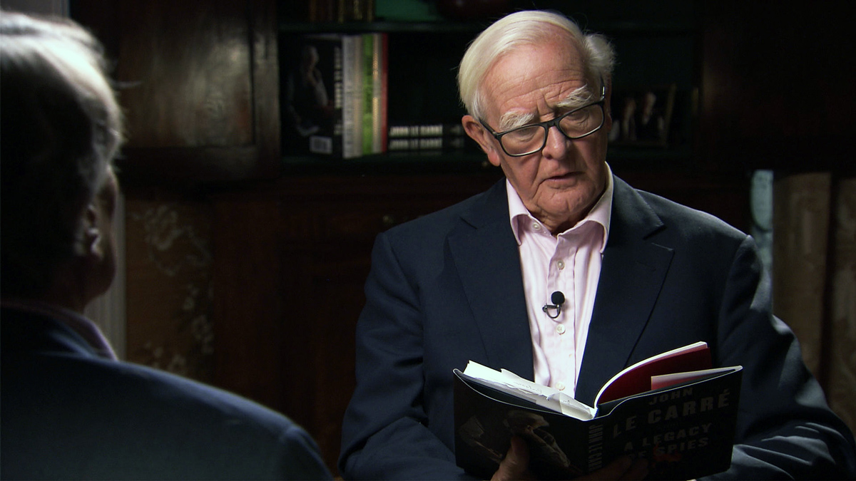 John le Carré čte v televizi ze své knihy