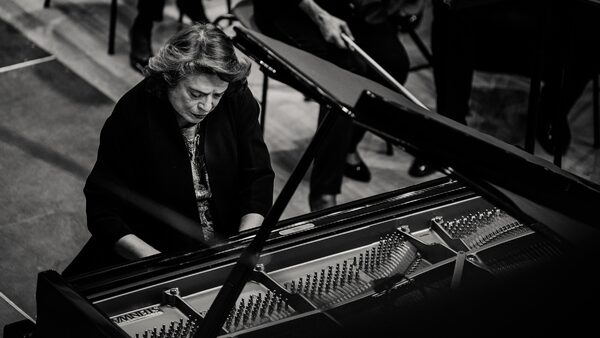 Elisabeth Leonskaja hraje na klavír