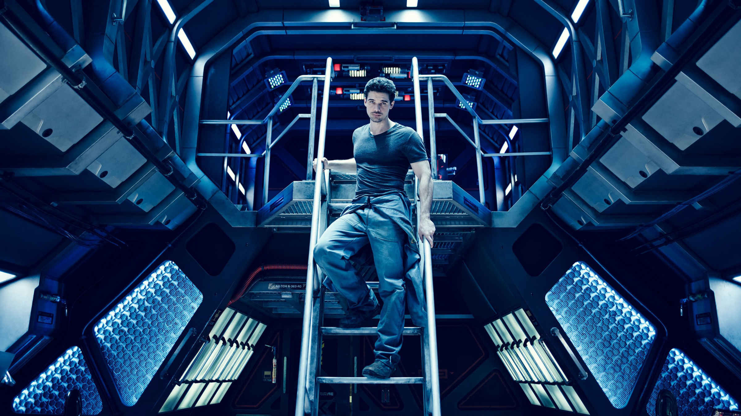 Kapitán James Holden na schodech kosmické lodi