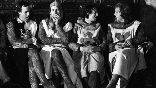 Monty Python - artušovští rytíři v lavicích