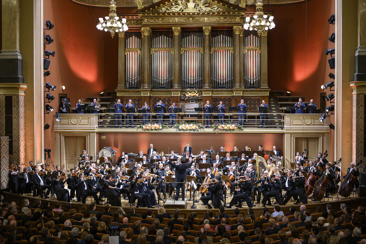 Česká filharmonie a vojenská dechová sestava