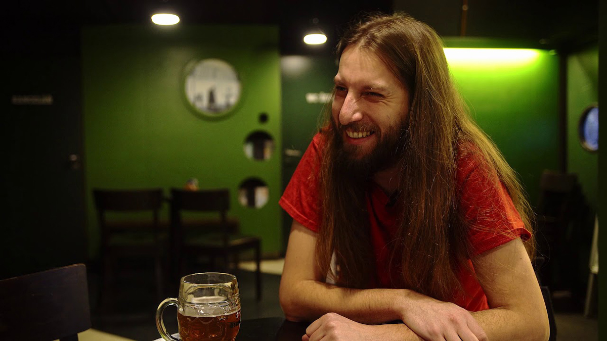 Vratislav Kadlec se směje u piva