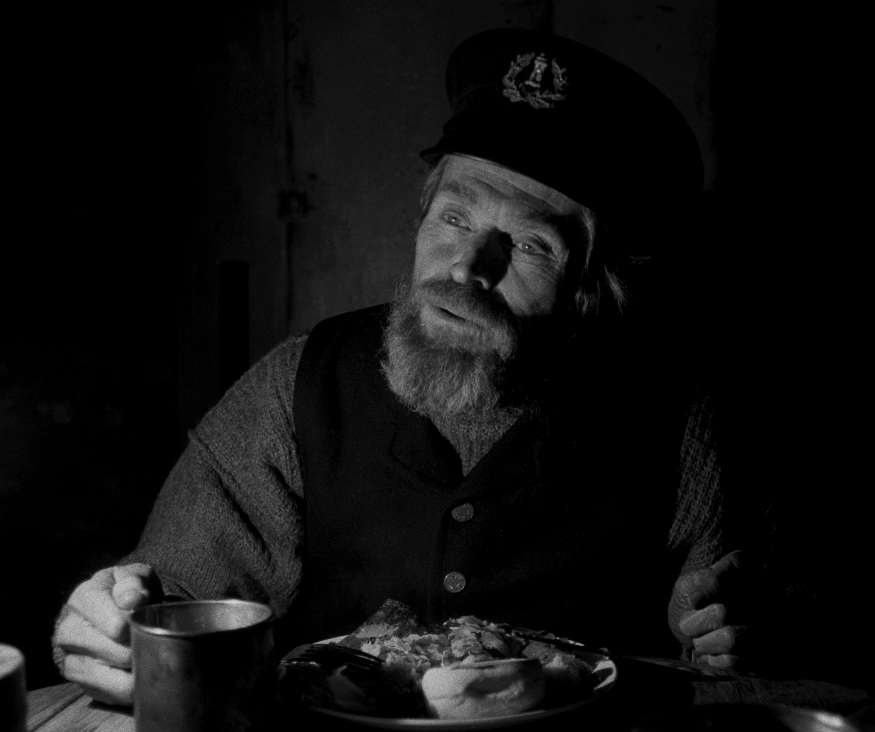 Willem Dafoe (coby Thomas Wake) ve filmu Maják