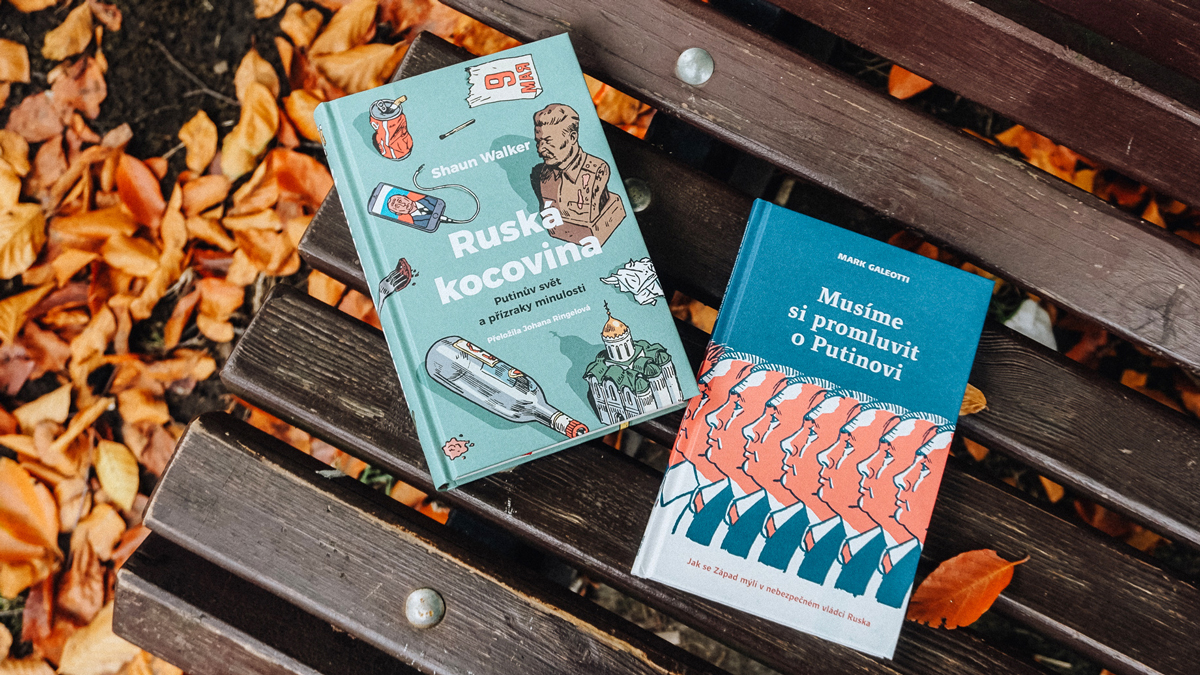 Knihy ležící na lavičce, vlevo obálka Ruské kocoviny, vpravo Musíme si promluvit o Putinovi