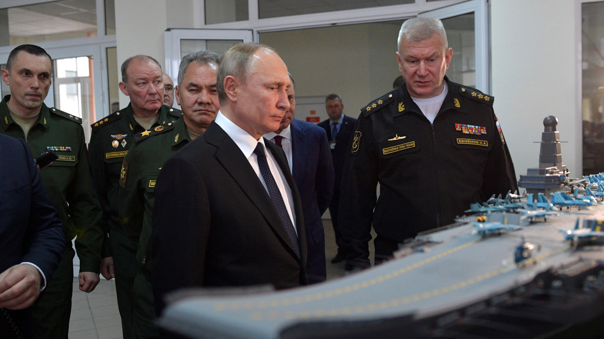 Putin si prohlíží model křižníku