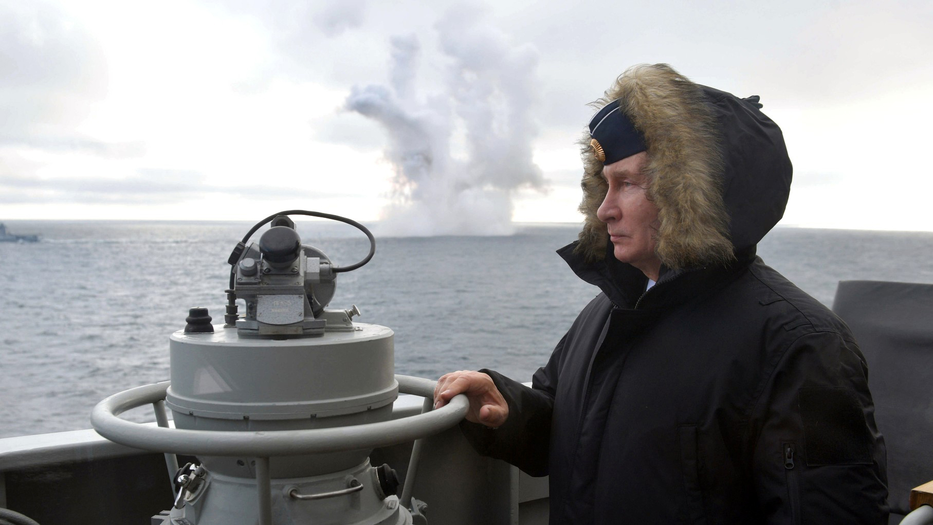 Prezident Putin na palubě křižníku, v pozadí výbuch