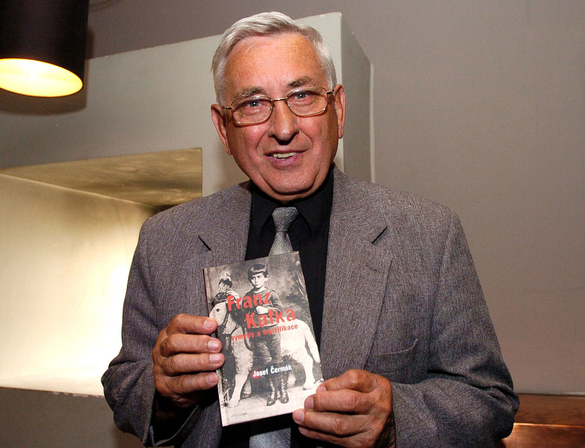 Josef Čermák drží knihu