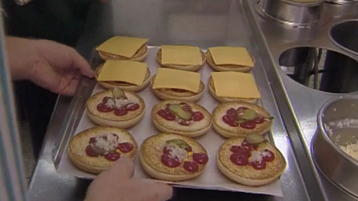 Výroba hamburgerů v McDonalds