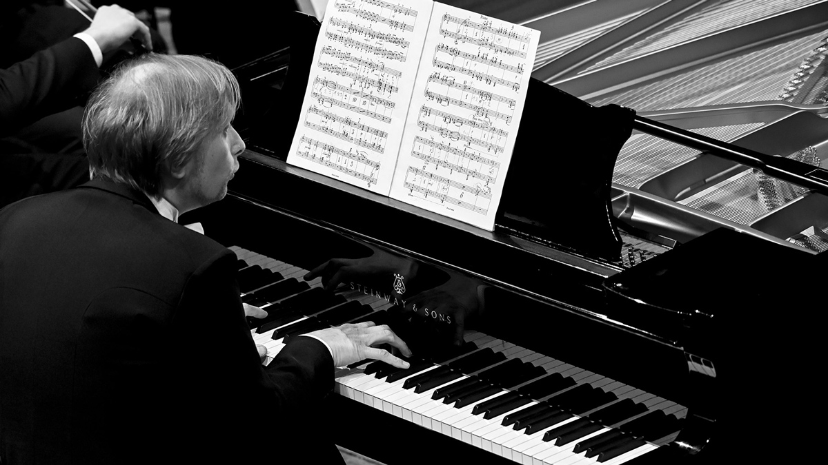 Ivo Kahánek hraje na klavír