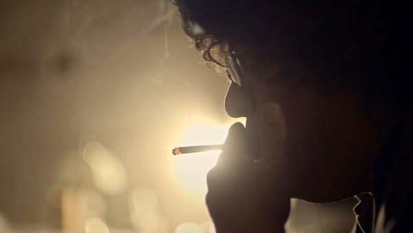 Sólista Martín Aníbal Perino kouří cigaretu