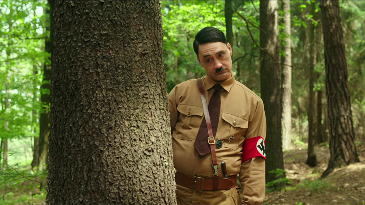 Hitler se smutně dívá zpoza stromu