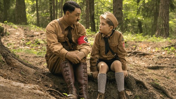 Adolf Hitler a kluk Jojo sedí spolu v lese