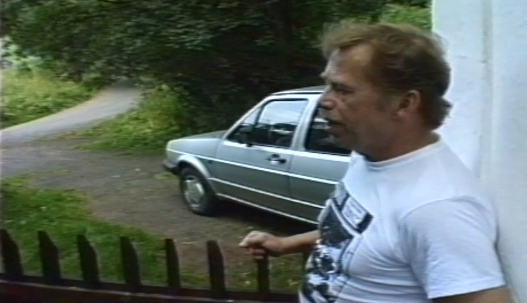 Václav Havel u plotu na Hrádečku, v pozadí VW Golf