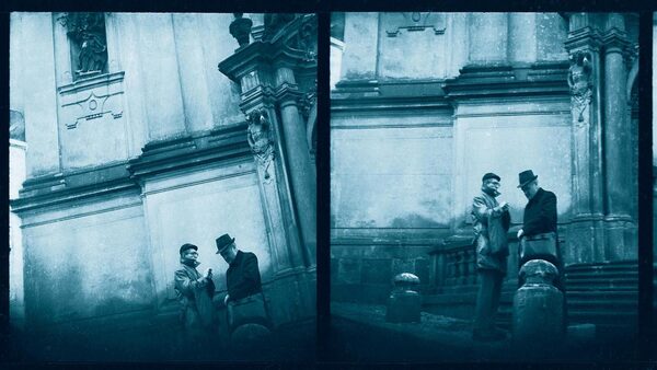 Dvojice fotek zachycuje setkání dvou mužů před kostelními schody