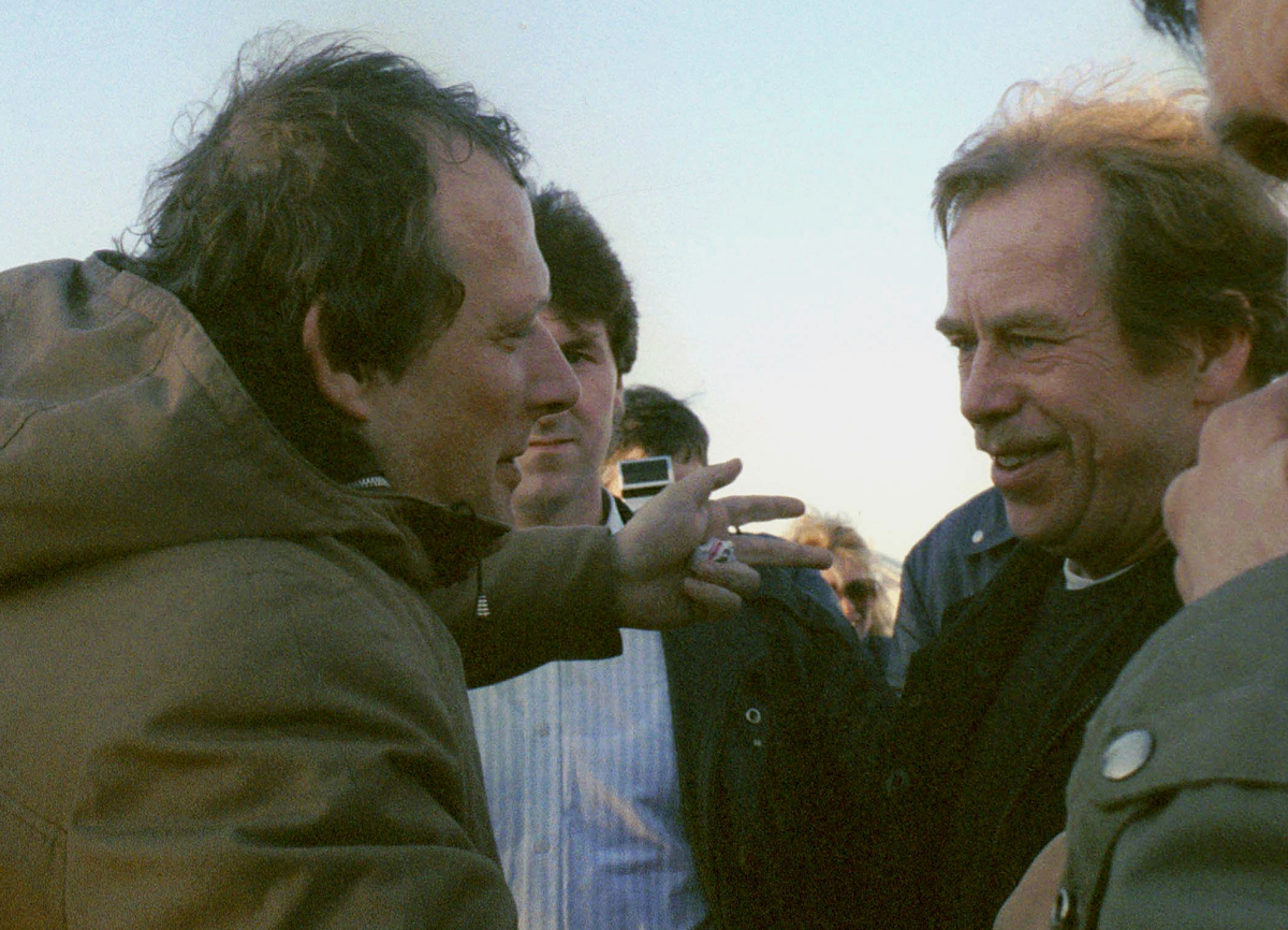 Václav Havel se přátelsky vítá s Adamem Michnikem