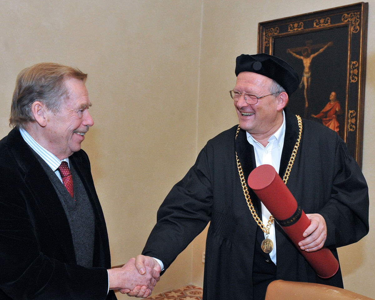 Václav Havel blahopřeje Adamu Michnikovi v taláru, který drží čestný doktorát