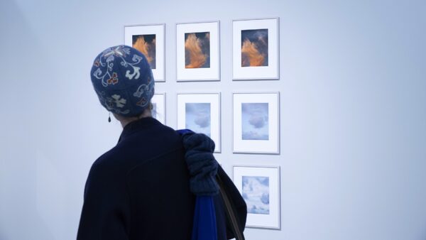 Návštěvnice pozoruje výstavu fotek