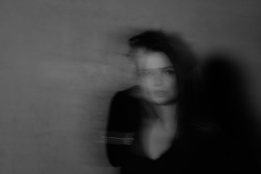 černobílý rozmazaný portrét Liny