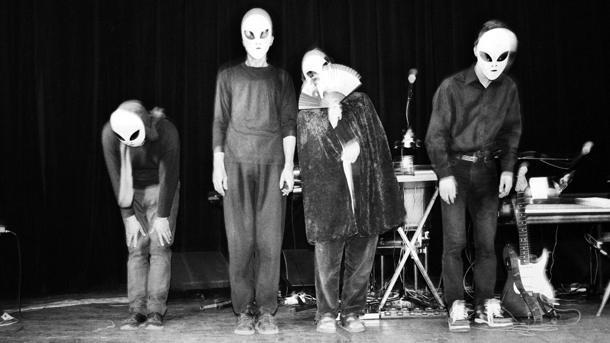 Uklánějící se kapela Máma Bubo s mimozemšťanskými maskami na hlavách