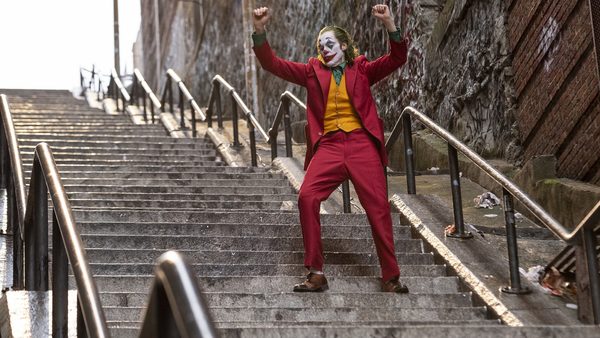 Joker tančící na schodišti