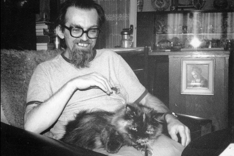 Jaromír Šavrda s kočkou na klíně