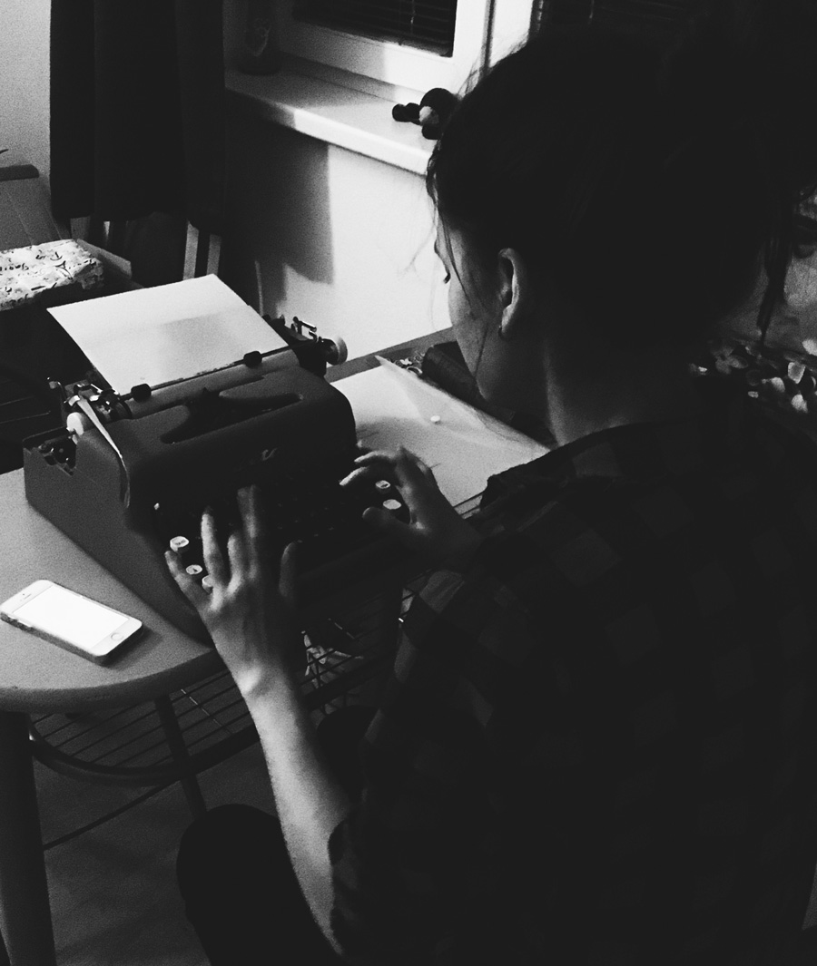 Monika Návratová u psacího stroje