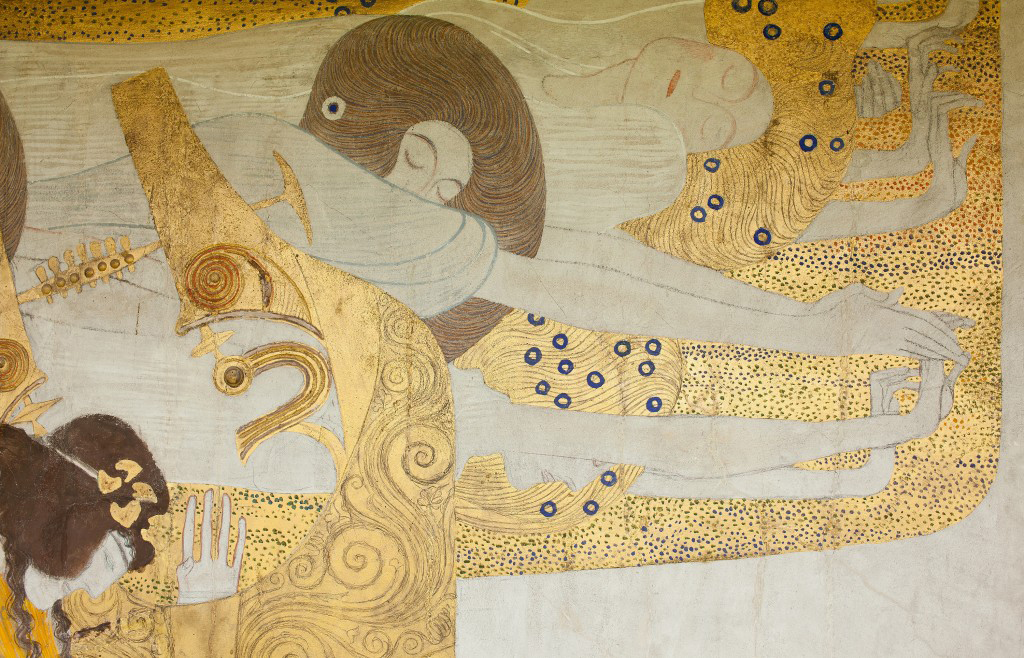 zlacená nástěnná freska s motivem žen
