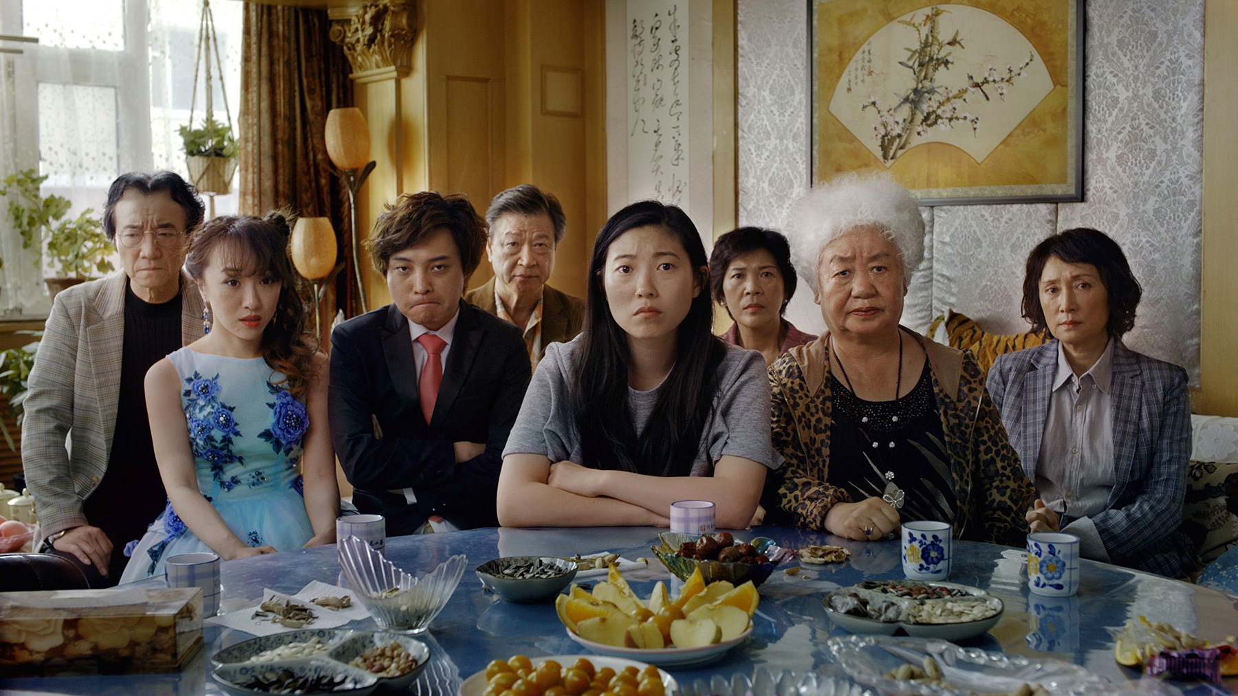 přísně hledící čínská rodina u stolu