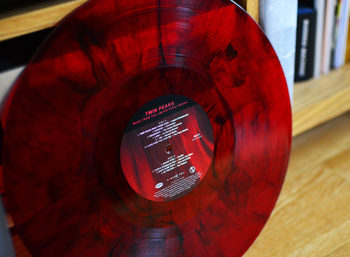 červená mramorovaná vinylová deska