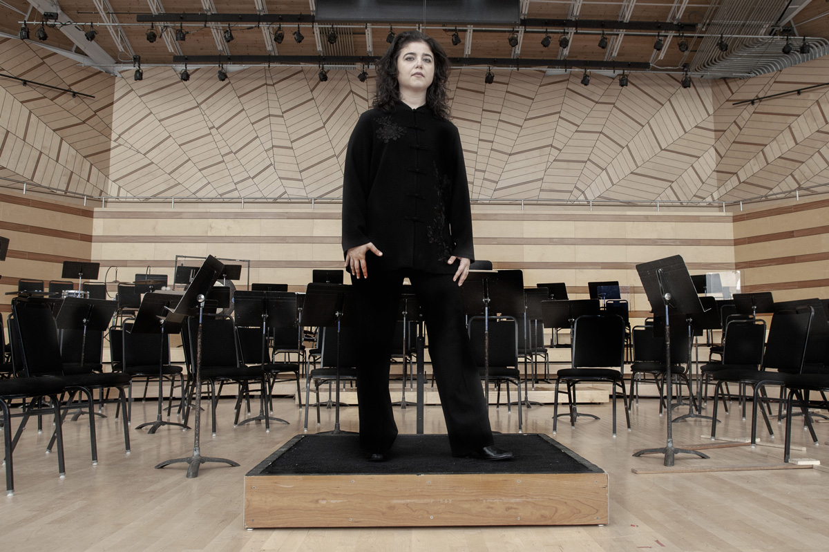 Lera Auerbach stojící v orchestřišti na dirigentském stupínku