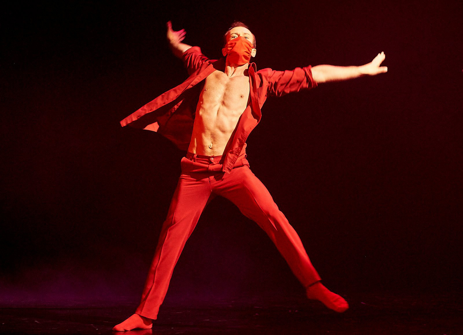 tanečník v červeném obleku