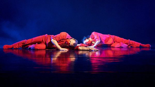 dva ležící tanečníci v červených oblecích